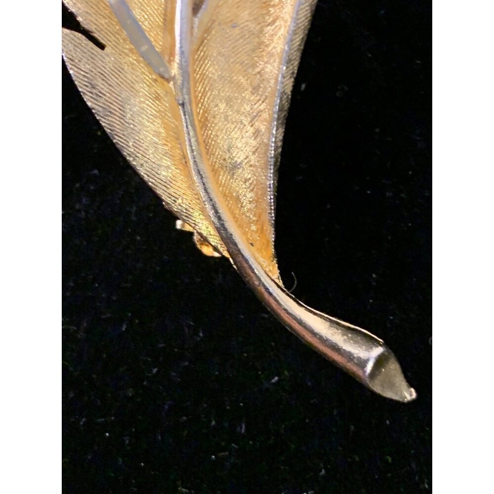 Vintage BSK Textured Gold Tone Leaf Brooch (1202) - Picture 3 of 5